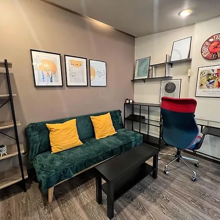 Yellow Story Downtown Apartment