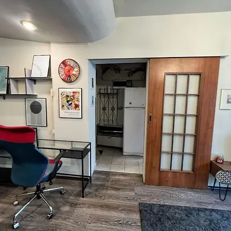 Yellow Story Downtown Apartment *