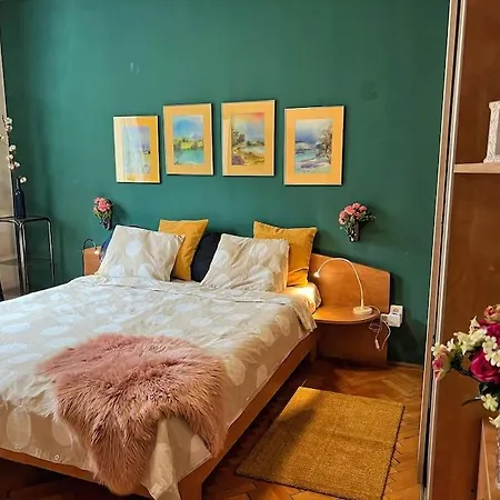 Yellow Story Downtown Apartment Bucharest