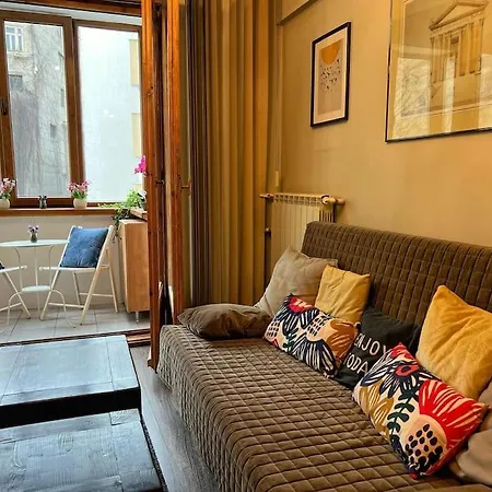 Yellow Story Downtown Apartment *